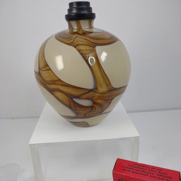 La Tee Da! Marble Cream and Brown Effusion Lamp with Wick New with Tags - Picture 5 of 15